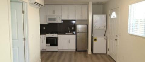 Building Photo - 745 1/2 Fine St-