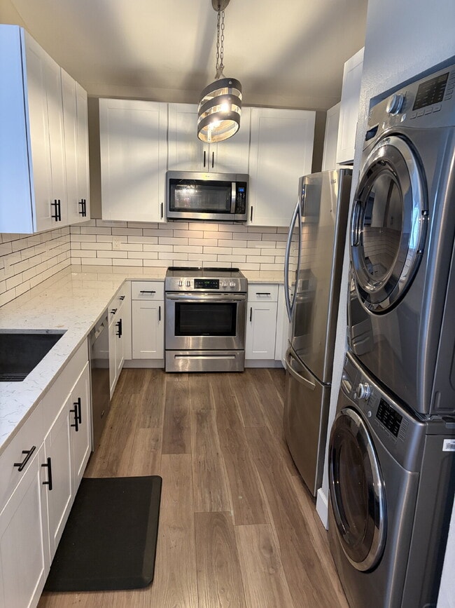 Building Photo - Reduced Rent-Top-Floor 3 Bed, 2 bath Condo with Scenic Views in Littleton!