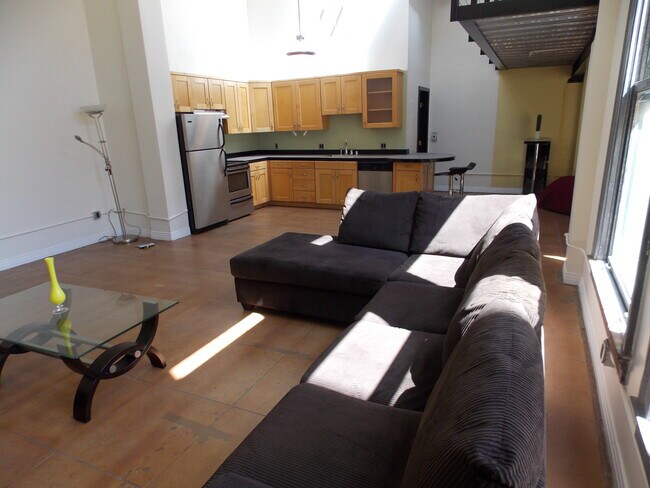 Foto del edificio - 108 W 2nd St