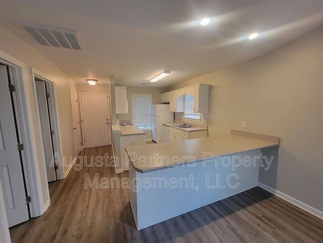 Building Photo - 1234 Longpoint Dr