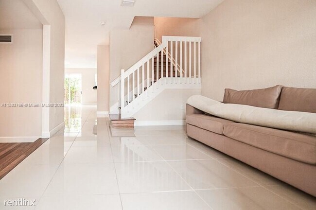 Building Photo - 3 br, 2.5 bath Townhome - 1024 NE 207th Te...
