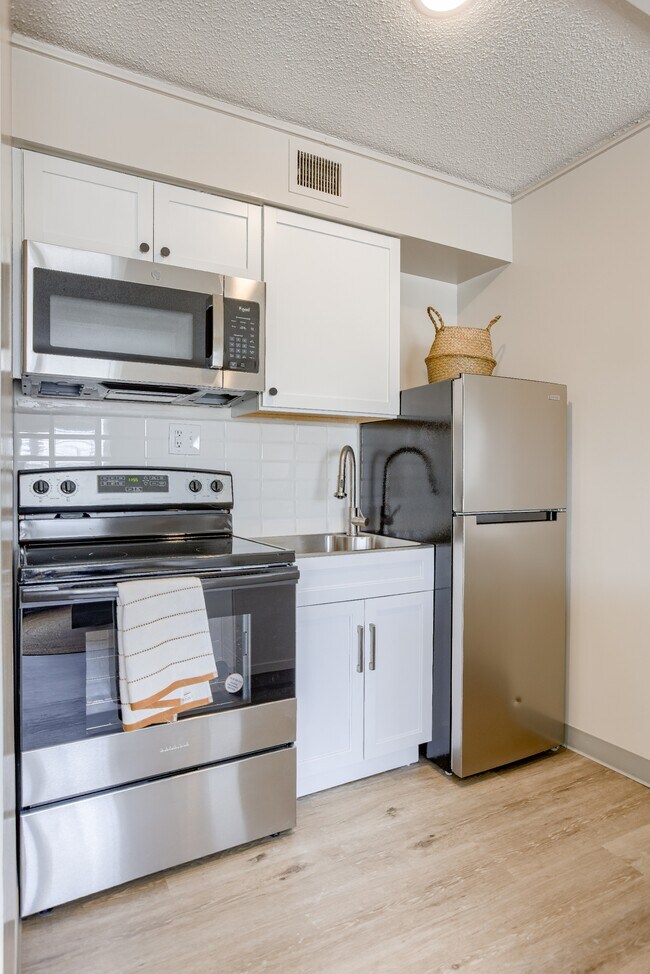 Building Photo - 7300 Graceland Dr