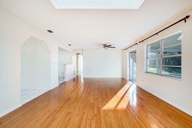 Building Photo - Beautiful Two Bedroom Located in a Quiet N...