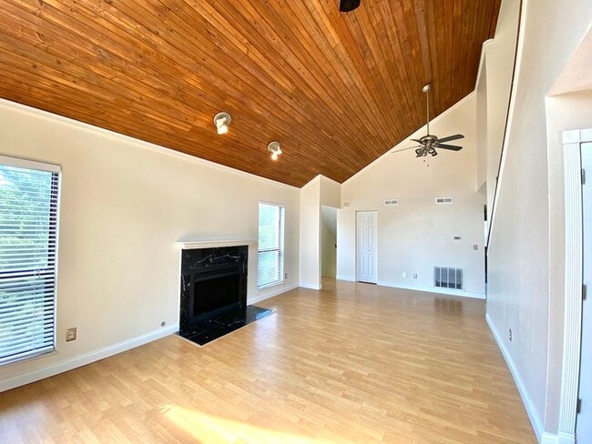 Building Photo - Spacious Poolside Blue Ash Condo!