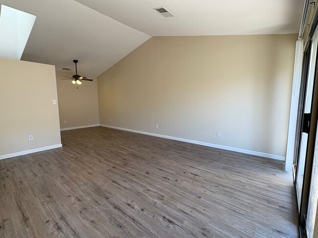 Building Photo - Single story beauty!  2 bedroom, 1.5 bath ...