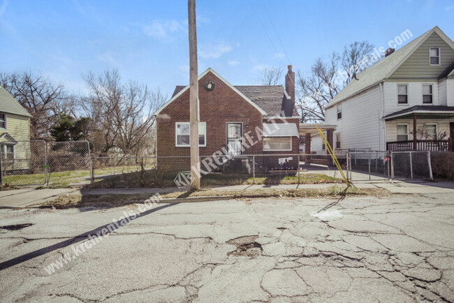 Foto del edificio - 3-Bedroom Home with 2-Car Detached Garage