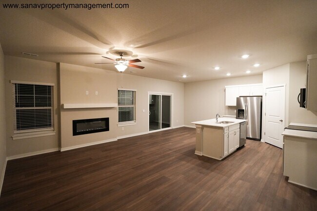 Foto del edificio - "Ranch Retreat: Seamless Serenity in Single-Level Splendor with Trailside Tranquility"