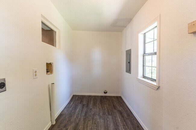 Building Photo - Cute 2 Bed Ready For You!