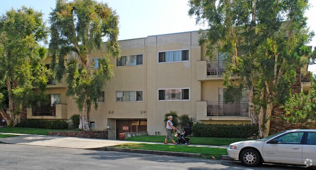 Building Photo - 924 N Alfred St