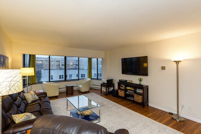 Sala de estar con vistas al centro de la ciudad - 207 5th Ave SW #308