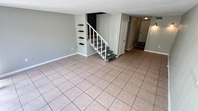 Building Photo - "Second Month of Rent FREE" Charming 2 Bed...