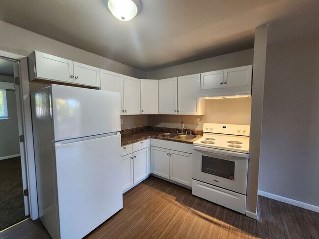 Foto del edificio - Newly Remodeled 1 Bed, 1 Bath Upper Apartm...