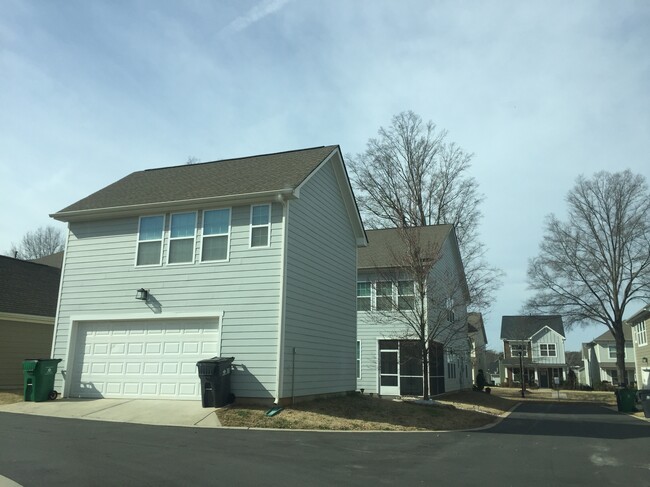 Building Photo - 2428 Double Oaks Rd
