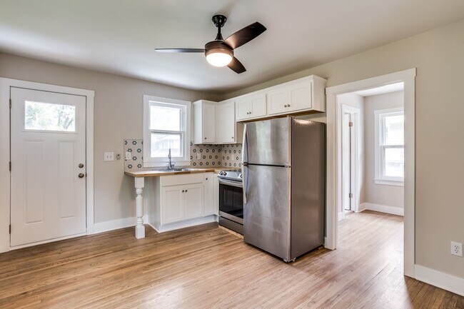 Building Photo - Lovely Above Garage Apartment in College Hill