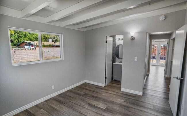 Building Photo - Newly updated 4 bedroom Home