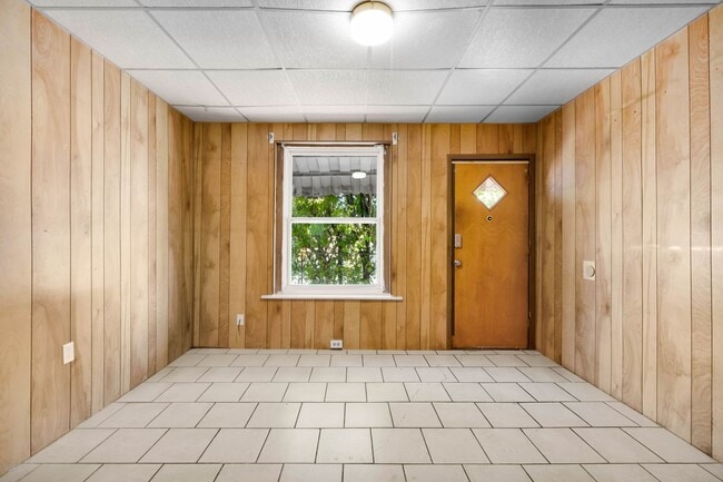 Building Photo - 622.5 N Silk St