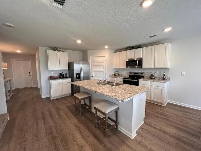 Foto del edificio - 207 Laurel Hl St