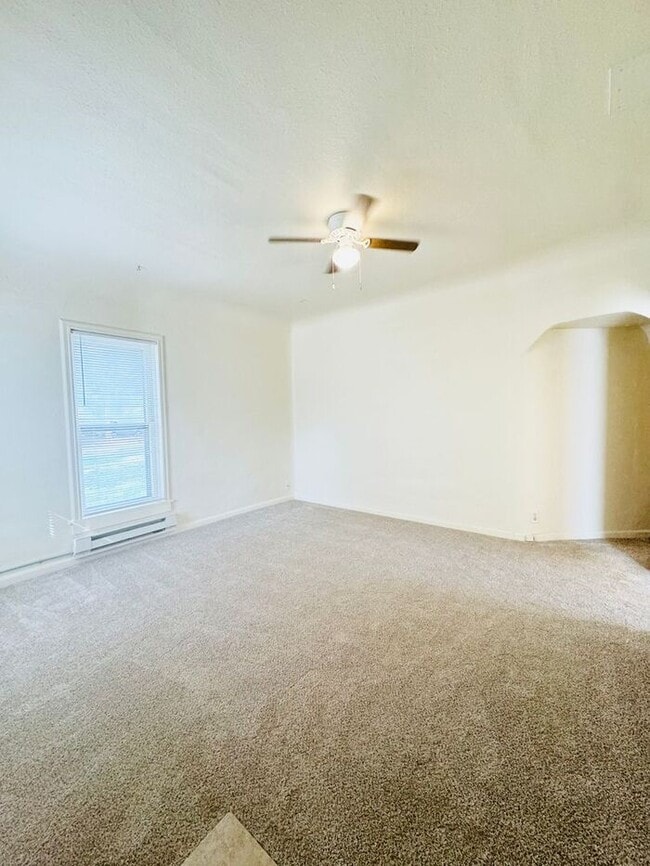 Building Photo - Cute 1 Bedroom, 1 Bathroom Unit Moments Away from CSU