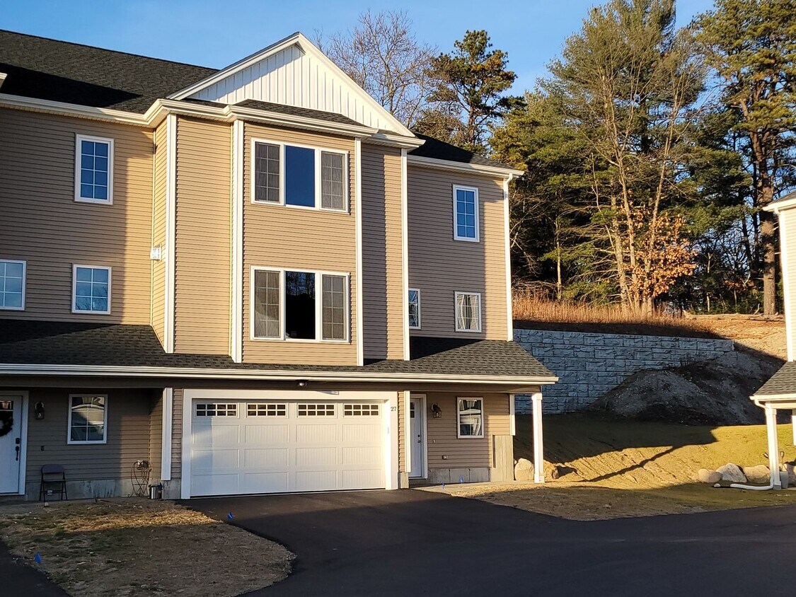 Primary Photo - 3 Bedroom 2.5 Bath Luxury Townhome with 2 ...