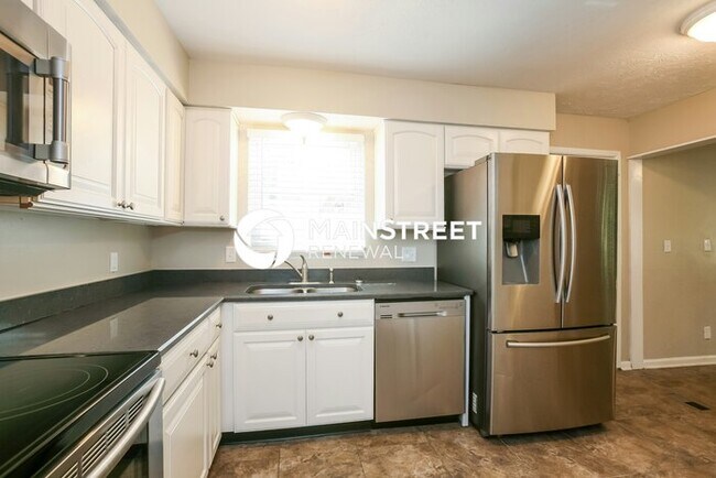 Foto del edificio - 5 Bedroom Pet-Friendly Home in Indianapolis, IN with Main Street Renewal