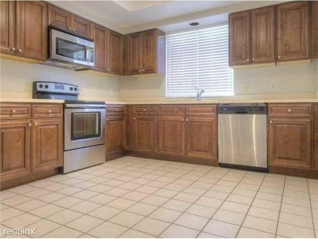 Building Photo - 3 br, 2 bath House - 6294 Leslie St