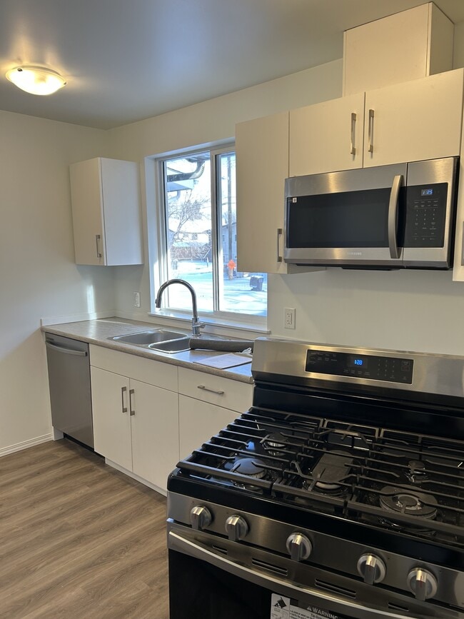 Building Photo - 11813-11847 47 St NW