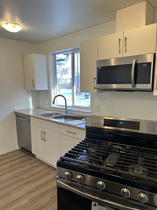 Building Photo - 11813-11847 47 St NW