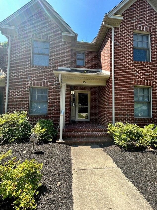 Primary Photo - Like New Townhome in Old SW! Close to Cari...