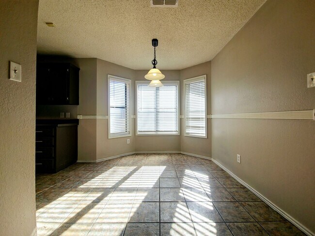 Building Photo - Great 3 Bedroom Available near Crestview E...