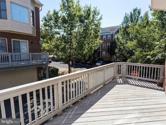 Foto del edificio - 8870 Ashgrove House Ln
