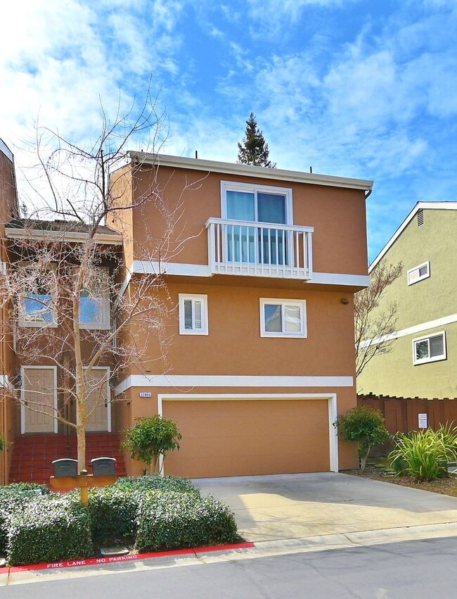 Building Photo - $3,695 - GORGEOUS PARKMONT TOWN HOME IN CE...