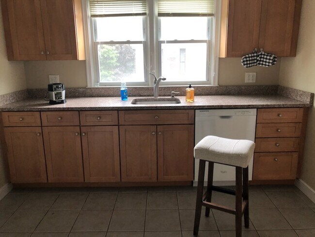 Kitchen - 325 Langley Rd