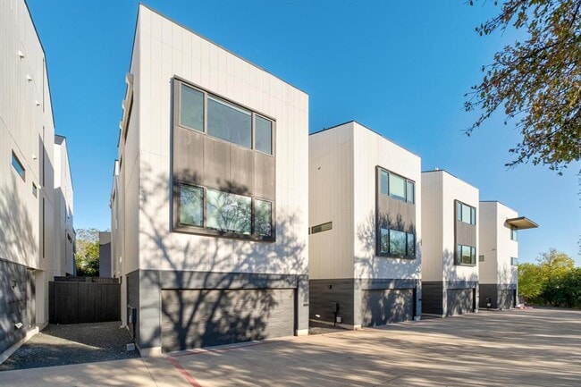 Building Photo - 3406 E 17th St