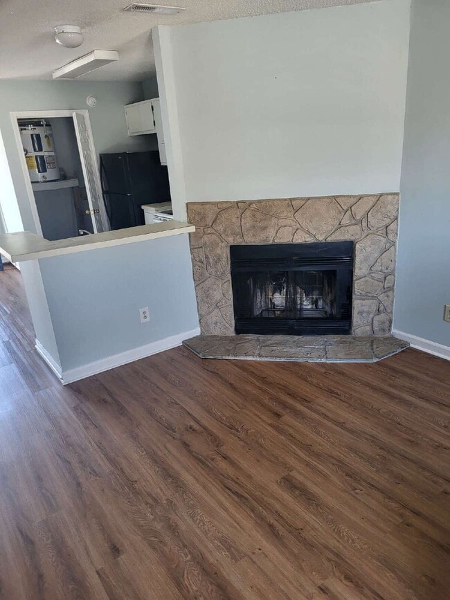 Foto del edificio - "Charming Goose Creek Townhouse: Cozy 2-Bedroom Retreat with Fireplace!"