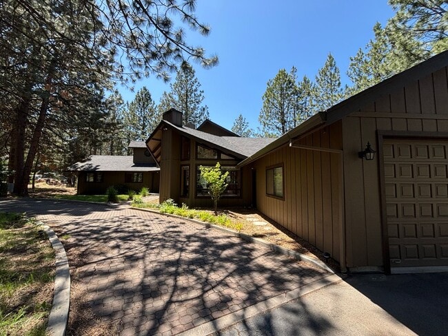 Building Photo - Stunning 3 Bed/ 2.5-Bath Home on the River...
