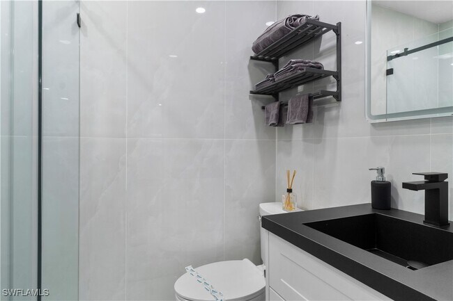 Foto del edificio - 659 108th Ave N