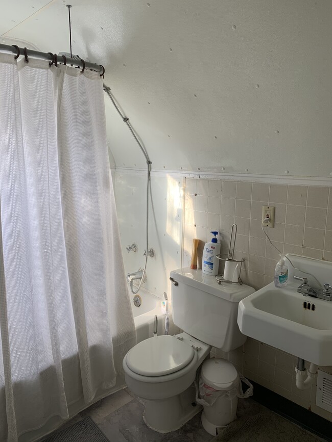 Building Photo - 644 Ontario St SE