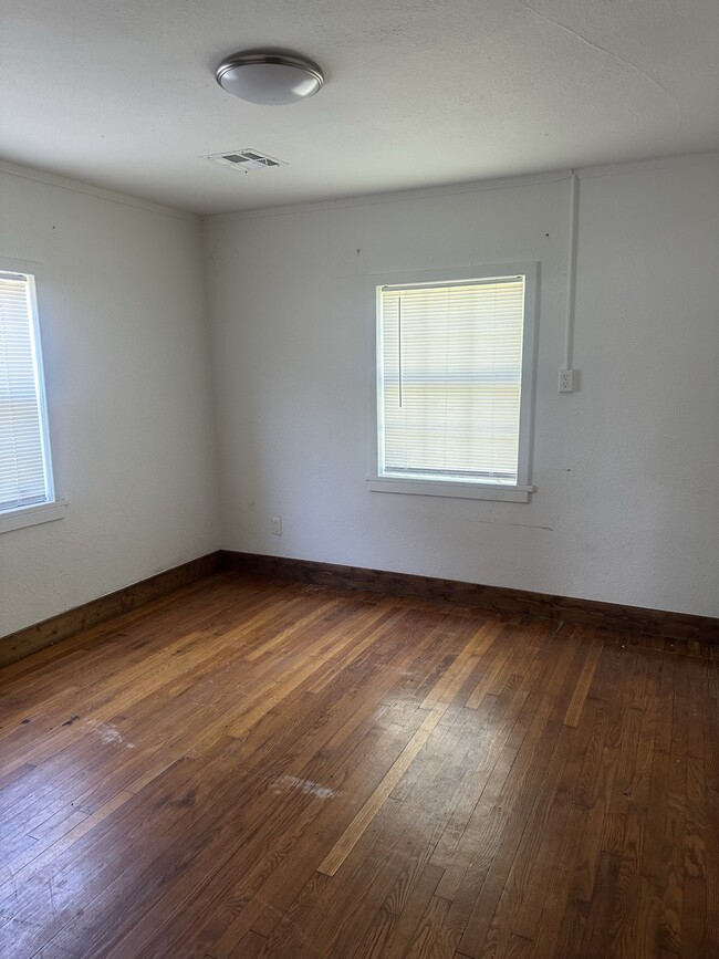 Foto del edificio - 922 E 7th St