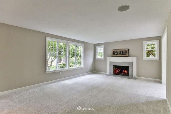 Building Photo - 4 bd 2.5 bathroom single family home in Bellevue