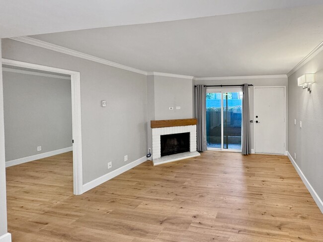 Building Photo - Stunning 1BR/1BA La Jolla Condo with Parki...