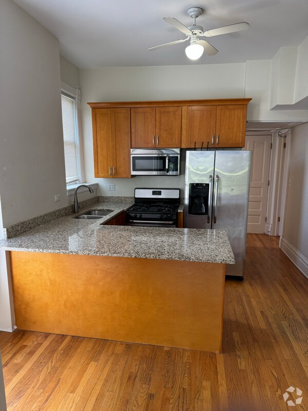 Building Photo - 1456 N Maplewood Ave