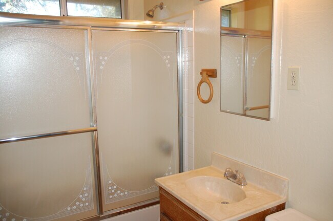 Foto del edificio - Great 1 bedroom 1 bathroom cottage on wood...