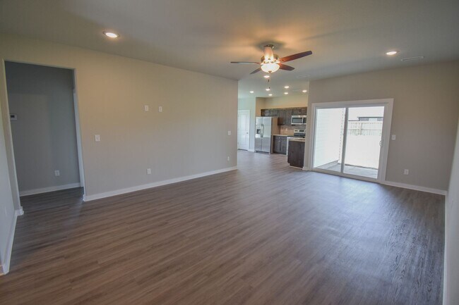 Foto del edificio - Nice 3 Bedroom 2 Baths Farmington heights!!