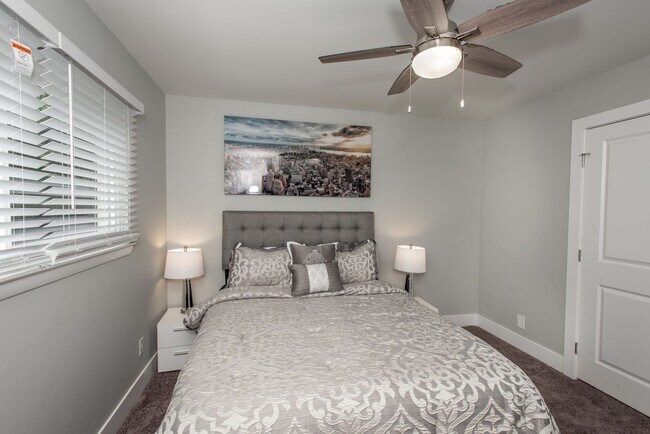 Building Photo - 2 BDRM MODERN TOWNHOME