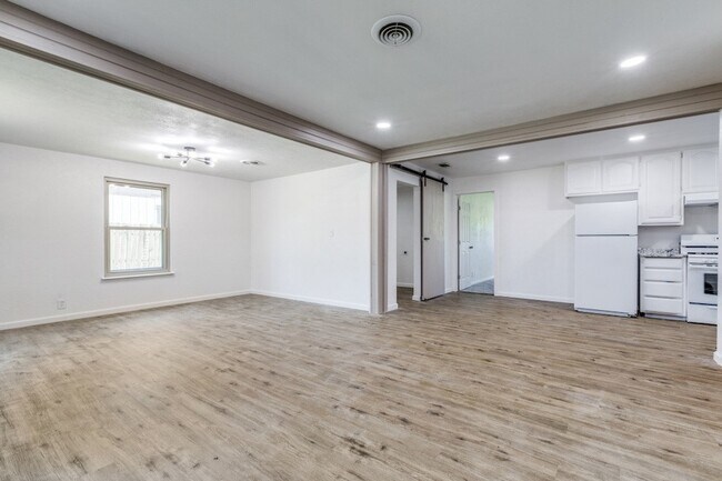 Foto del edificio - 5241 E Berry St