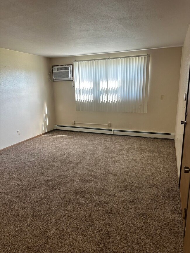 Building Photo - Forestview 2 Bedroom Lower Apartment