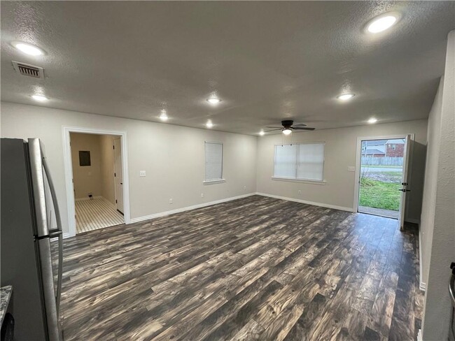 Building Photo - 340 N Double Springs Rd