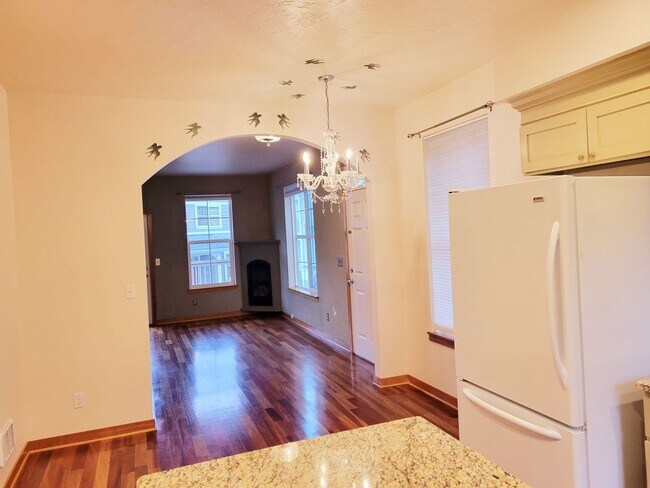 Building Photo - Lovely 2 Bedroom Townhouse Within Walking Distance to Historic Downtown Poulsbo