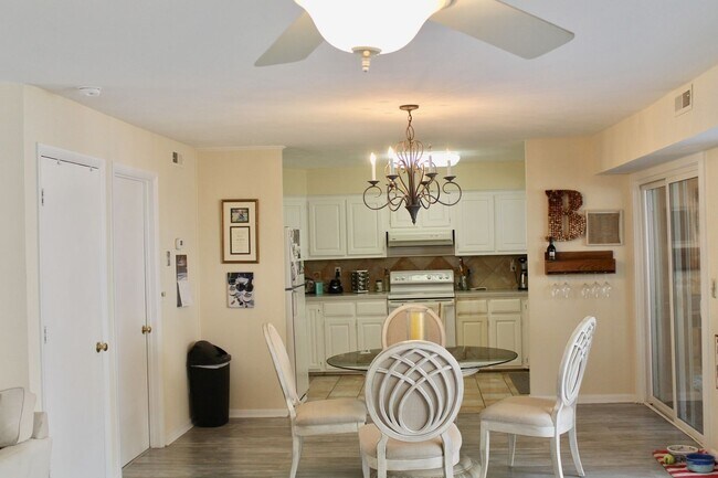 Foto del edificio - Spacious, Open Floor Plan at the end of 81...