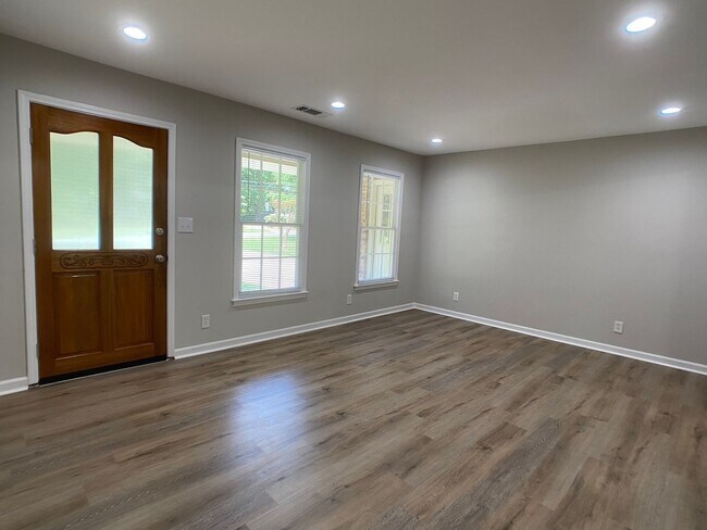 Foto del edificio - WOW! Newly renovated 3 bedroom home! Great...